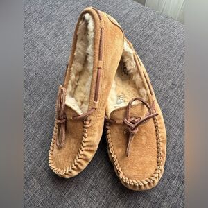 UGG Shearling Moccasin Slippers Loafers Flats Size 8 Dakota